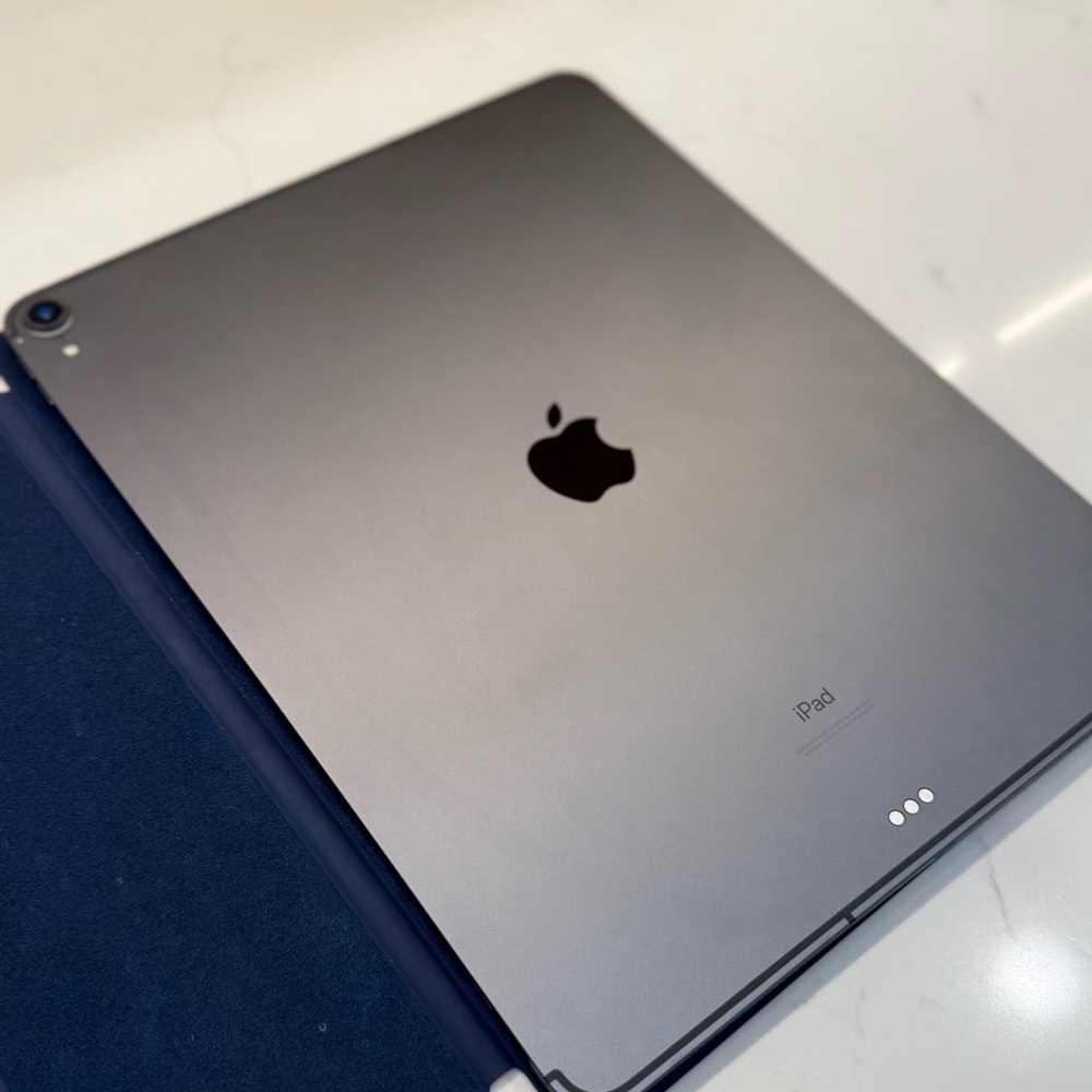 IPad Pro 12.9 - 3rd Gen. LIKE NEW! 256 GB with cellular with Apple folio case